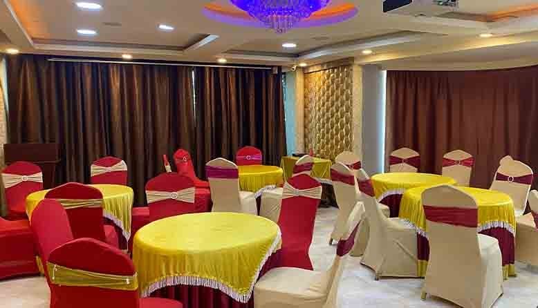 Round tables with gold covers in the Jasmin hall