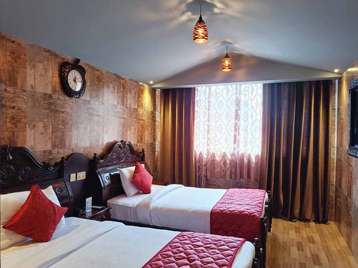 Park Premium room with twin beds, red cushions and a wall clock